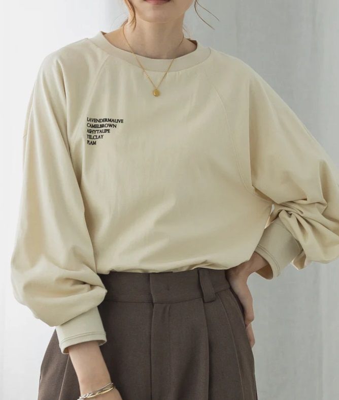 フロッキープリントロングTシャツ ベージュ