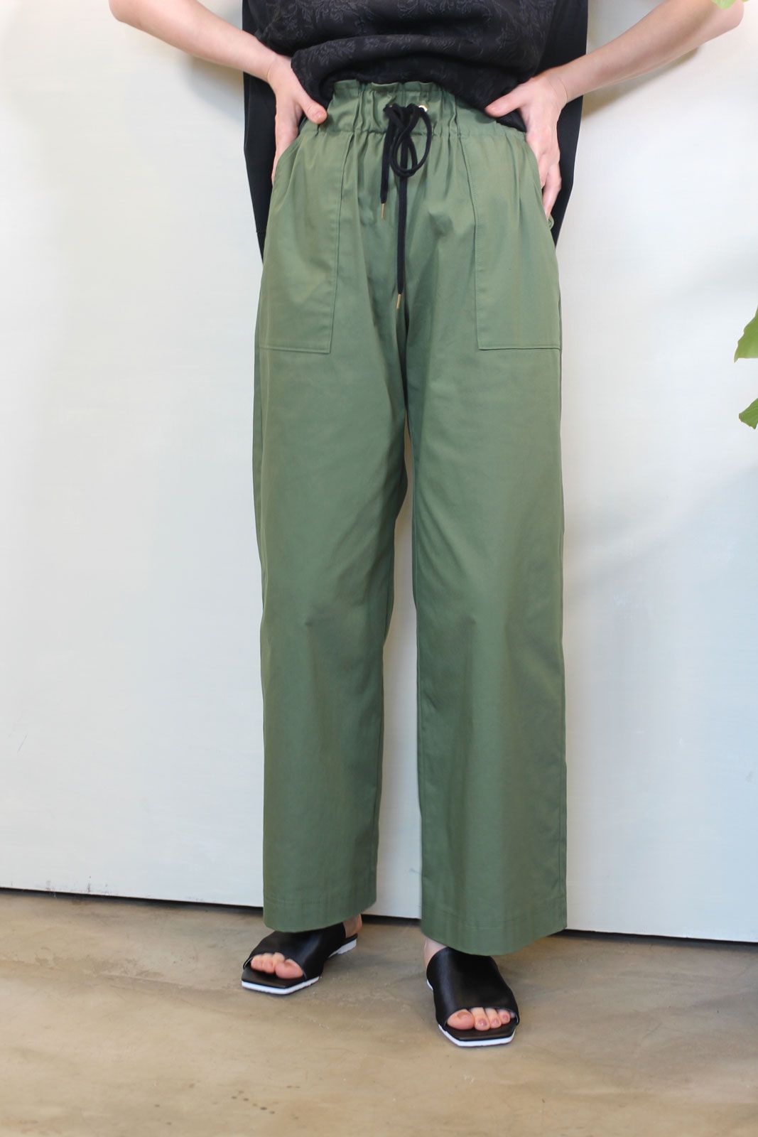 綿麻ツイルストレッチセミワイドパンツ ライトカーキ