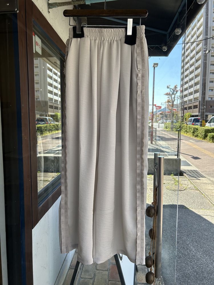 ヴィンテージサテンサイドフリルパンツ グレージュ