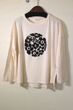 ムラ糸リサイクルフラワープリントT ミルク