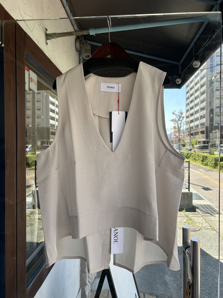 ヴィンテージサテンバックスリットキーネックジレ グレージュ
