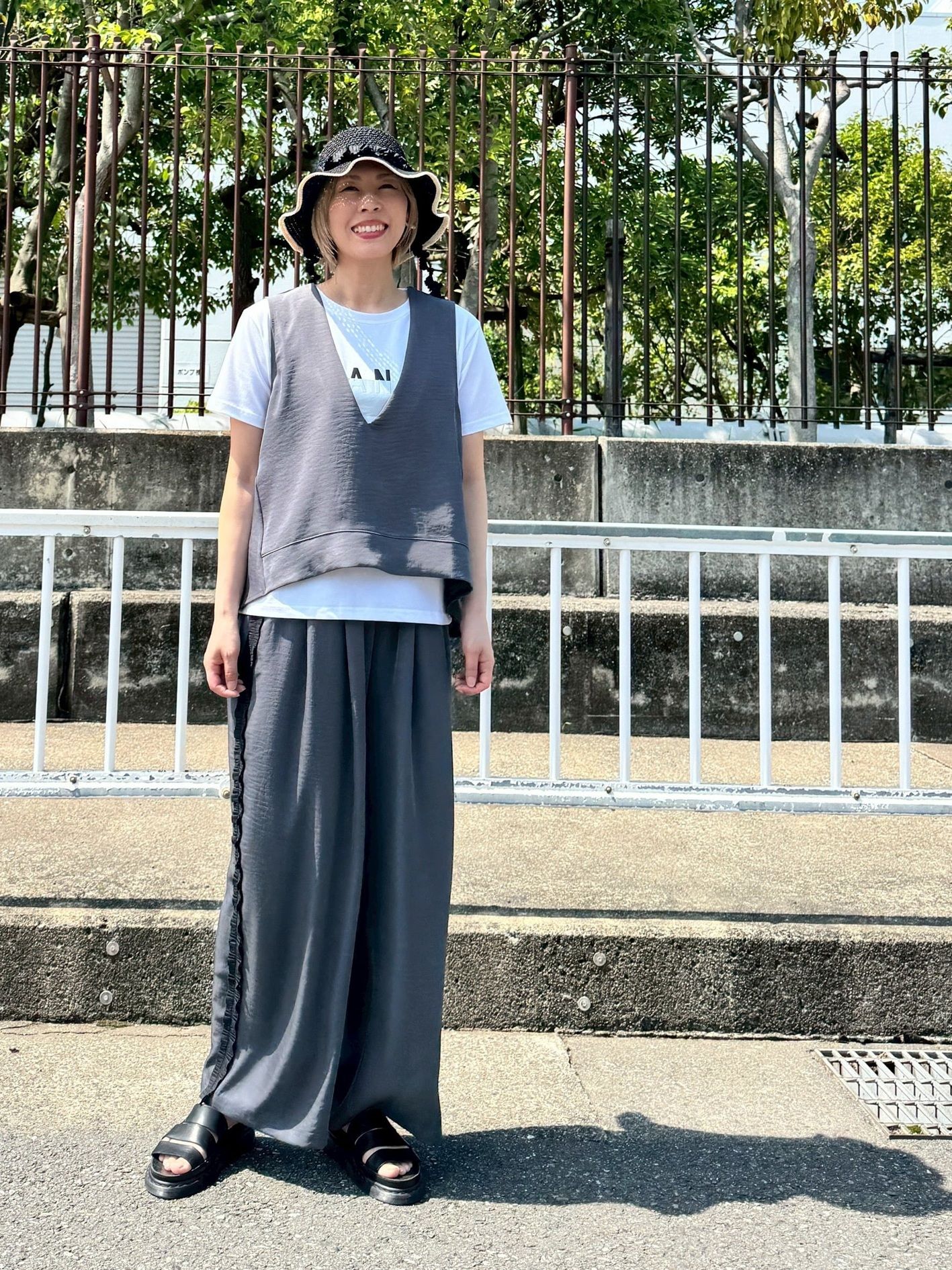 ヴィンテージサテンバックスリットキーネックジレ ベージュ