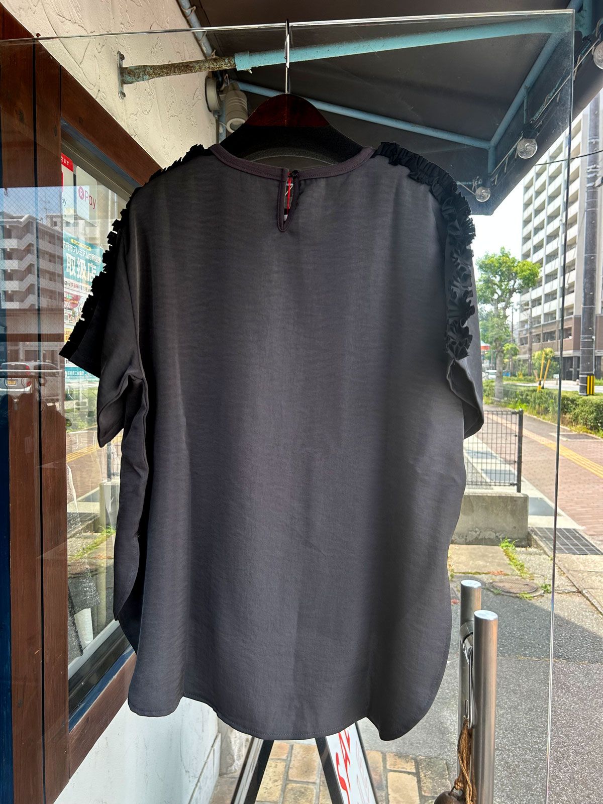 ショルダーフリルレイズプルオーバー チャコールグレー