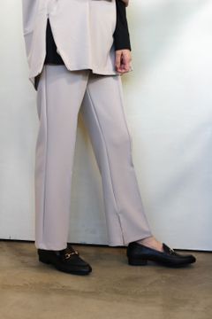 裾スリットセンタープレスフレアパンツ ベージュ