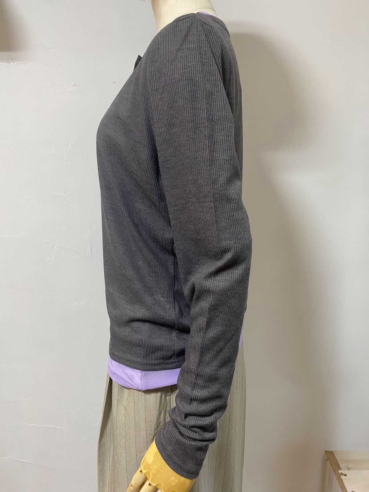 ヘンリーネックレイヤードTシャツ チャコール×パープル