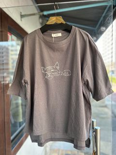 ムラ糸おやすみねこプリントT チャコール