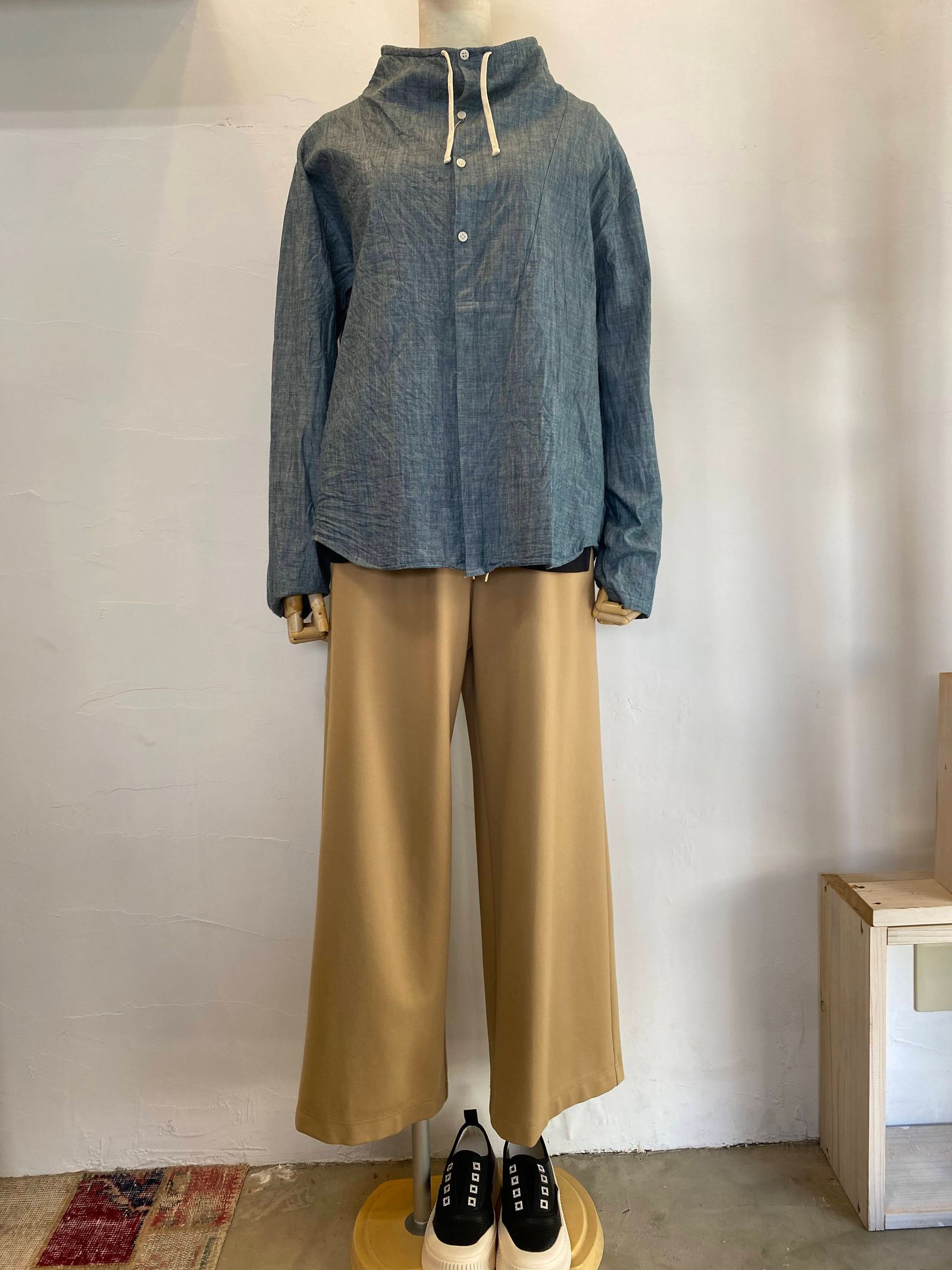 スタンドアウェーカラーコットンシャツ ブルー