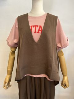 ヴィンテージサテンバックスリットキーネックジレ ブラウン
