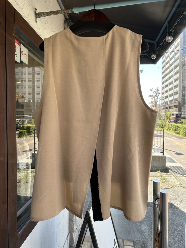 ヴィンテージサテンバックスリットキーネックジレ ベージュ