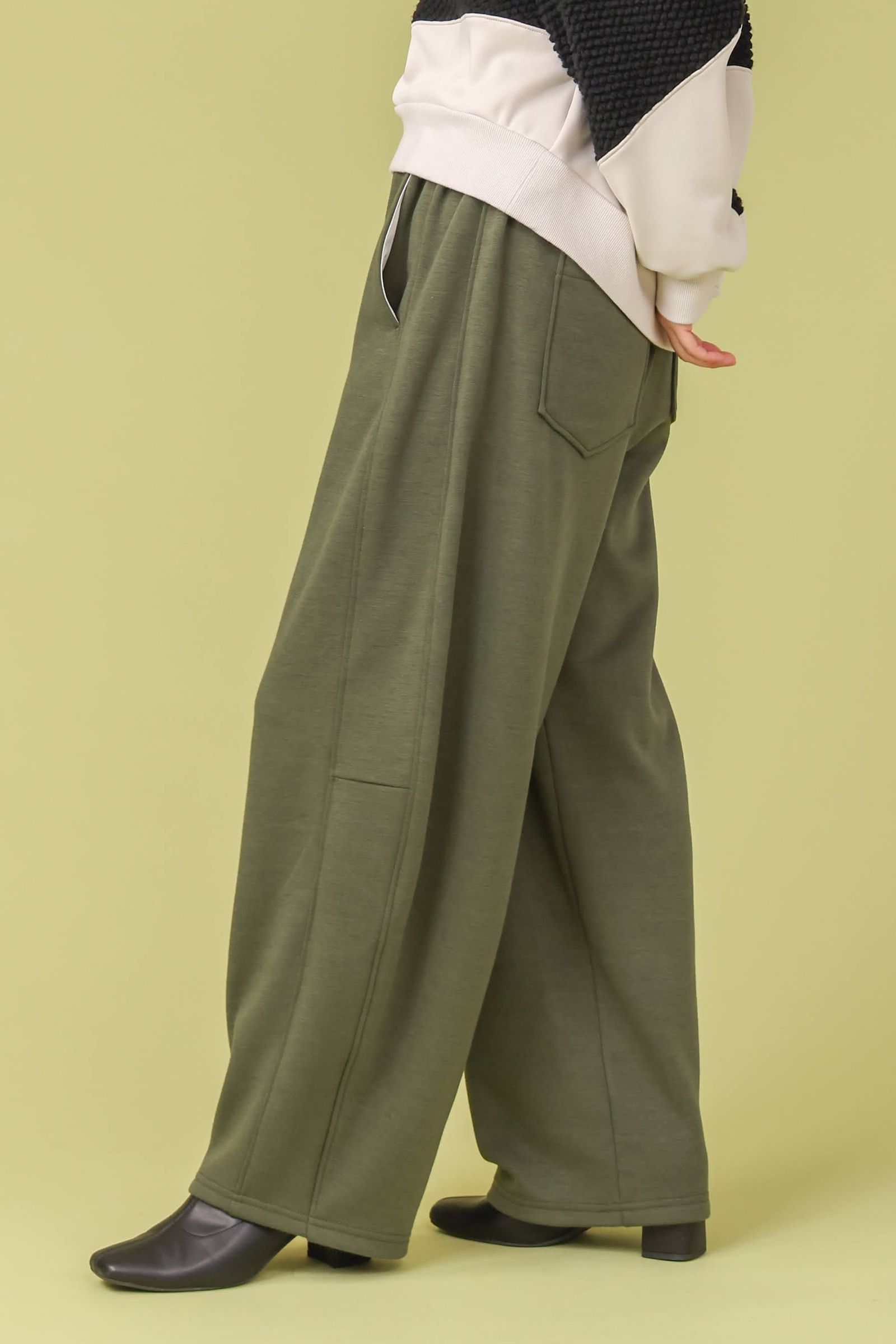 ボンバーヒート裏毛バレルワイドパンツ カーキ