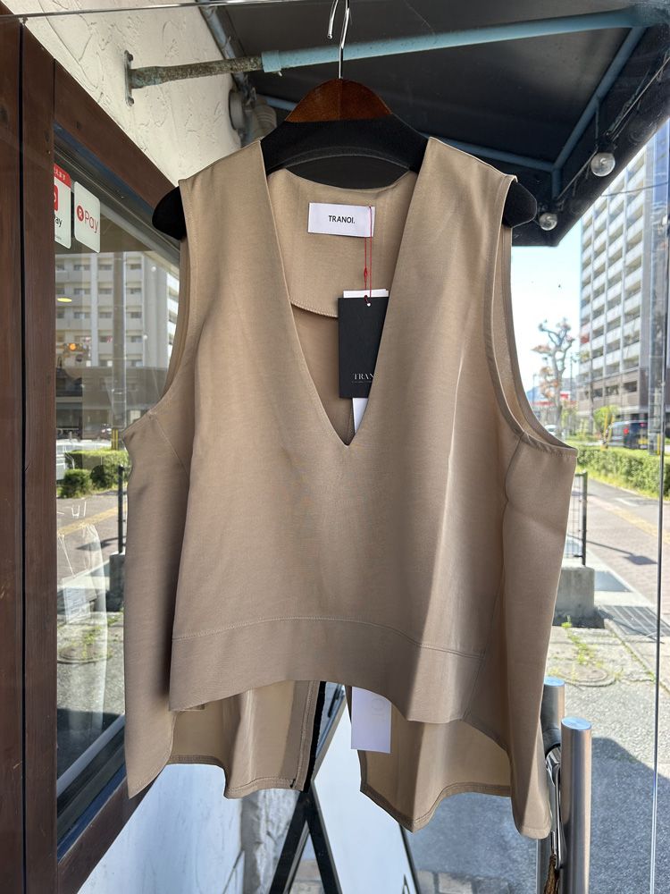 ヴィンテージサテンバックスリットキーネックジレ ベージュ