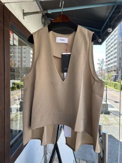 ヴィンテージサテンバックスリットキーネックジレ ベージュ