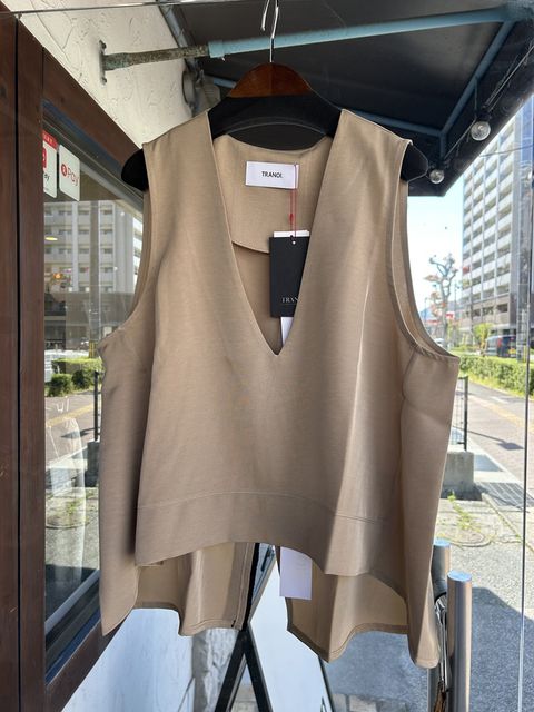 ヴィンテージサテンバックスリットキーネックジレ ベージュ