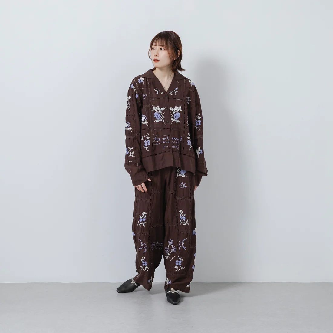ゴールドモチーフスクエアパンプス ブラックグレー
