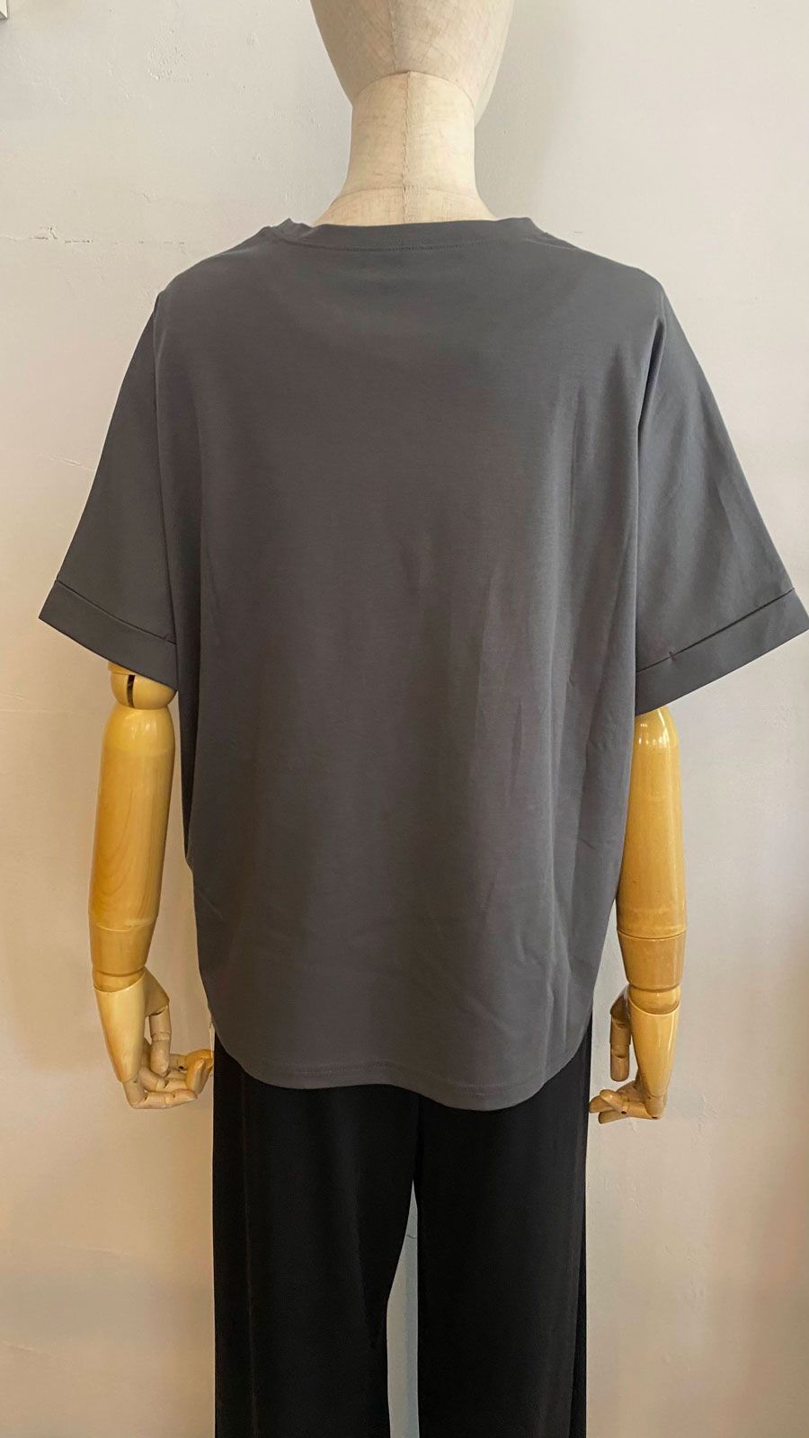 ラインアートパール飾りTシャツ チャコール