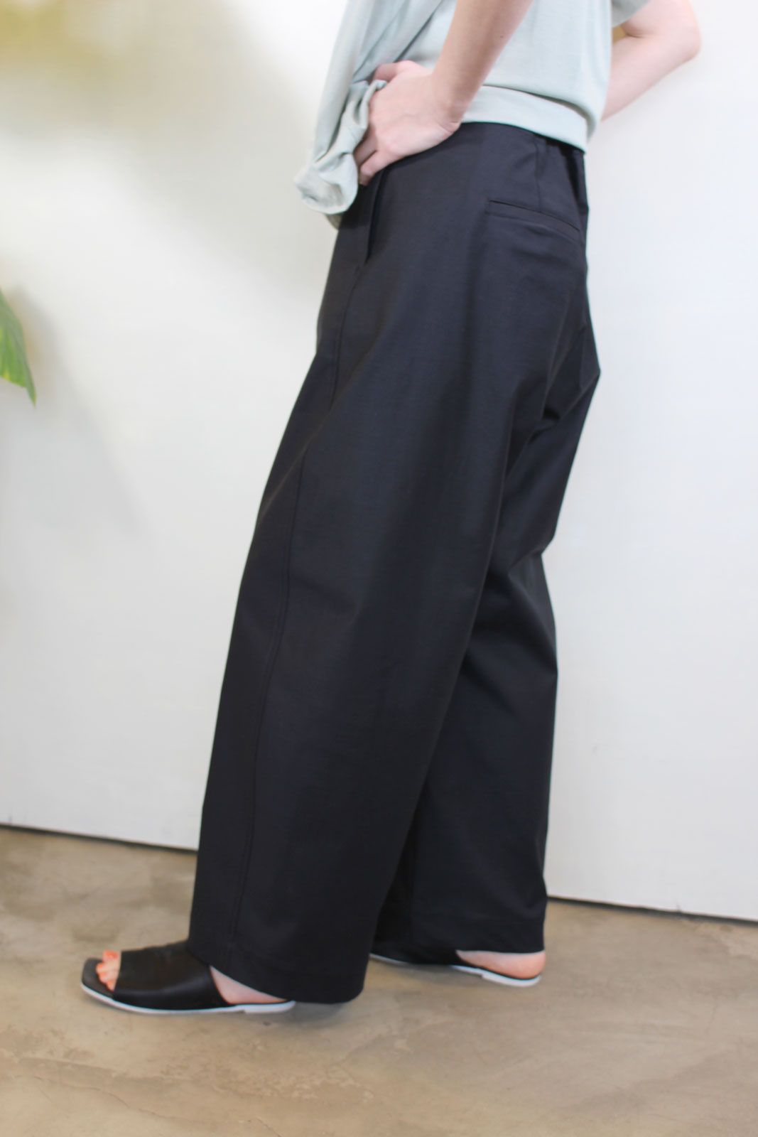 バックサテンスラブストレッチコクーンワイドパンツ ブラック