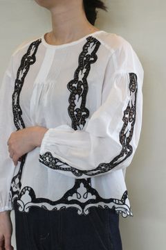 オリジナル刺繍レースプルオーバーブラウス ホワイトxブラック