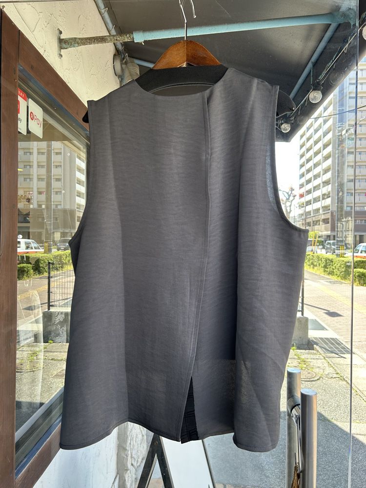 ヴィンテージサテンバックスリットキーネックジレ チャコール