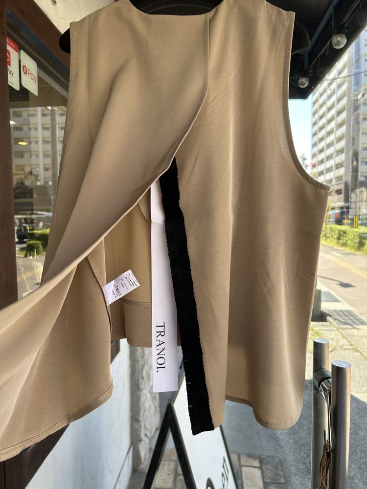ヴィンテージサテンバックスリットキーネックジレ ベージュ
