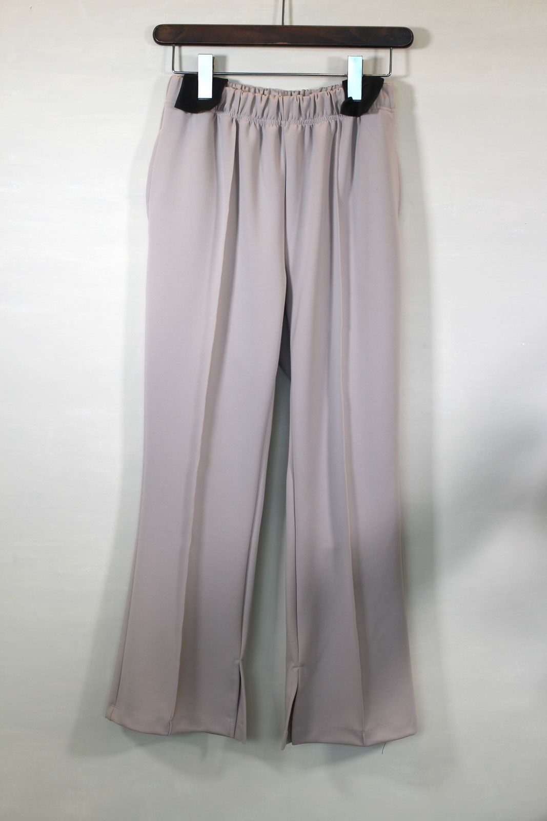 裾スリットセンタープレスフレアパンツ ベージュ