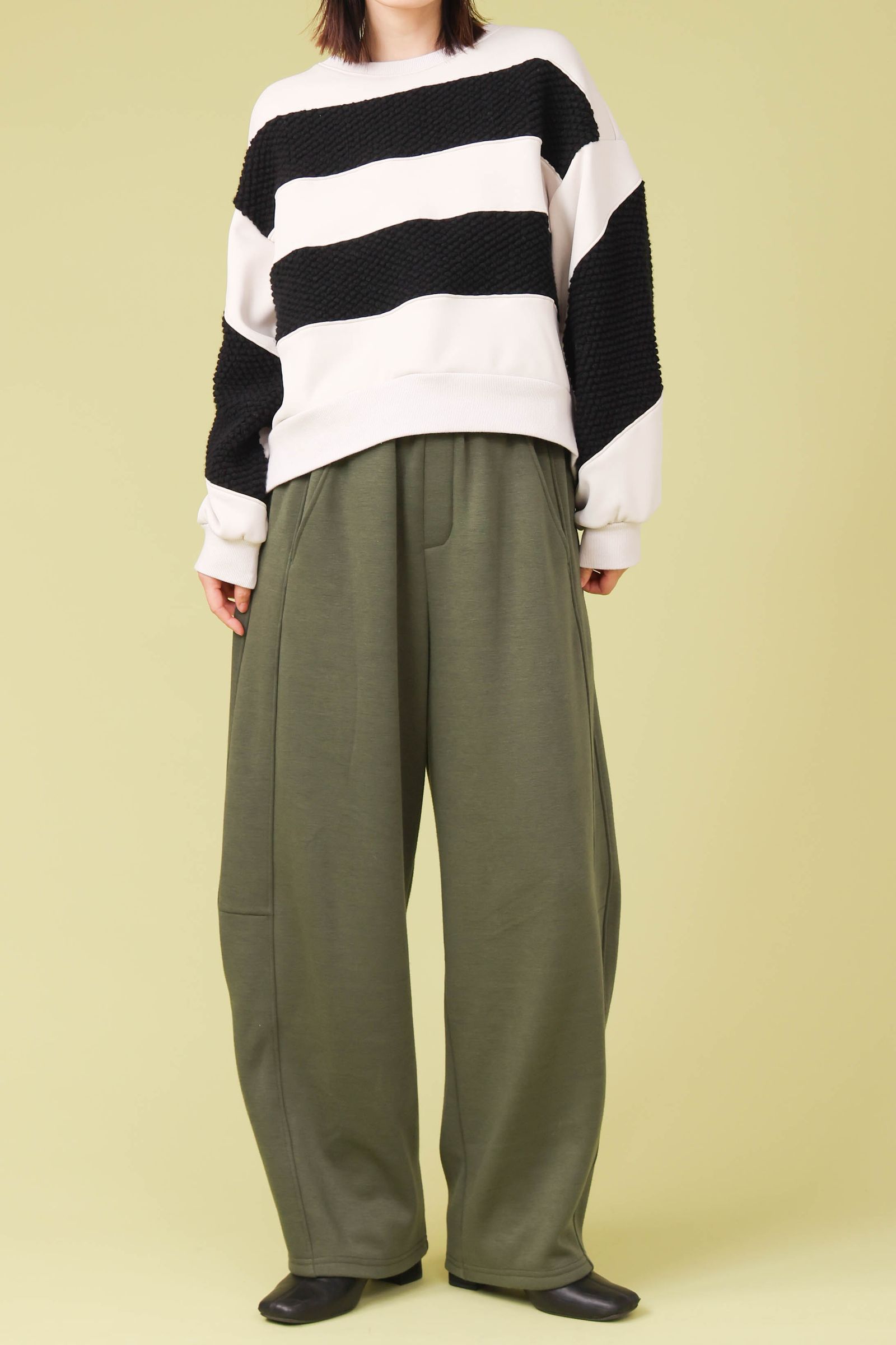 ボンバーヒート裏毛バレルワイドパンツ カーキ