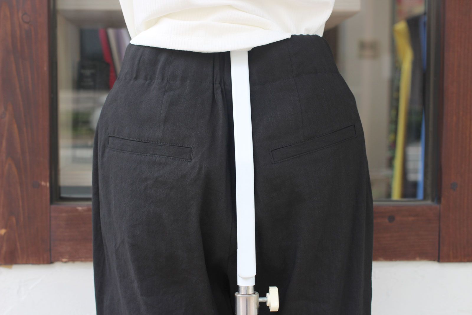 バイオリネンストレッチテーパードパンツ ブラック
