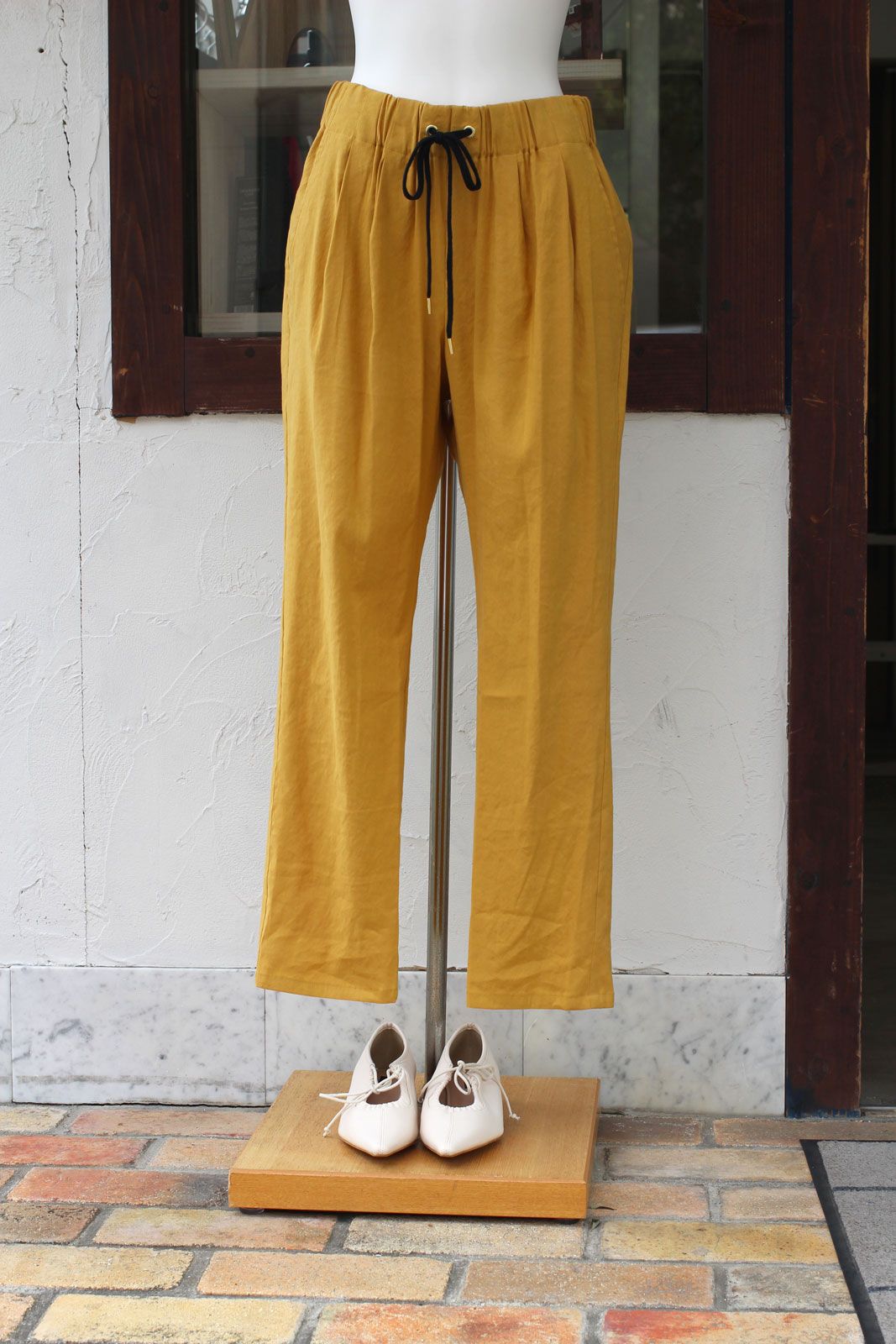 バイオリネンストレッチテーパードパンツ マスタード