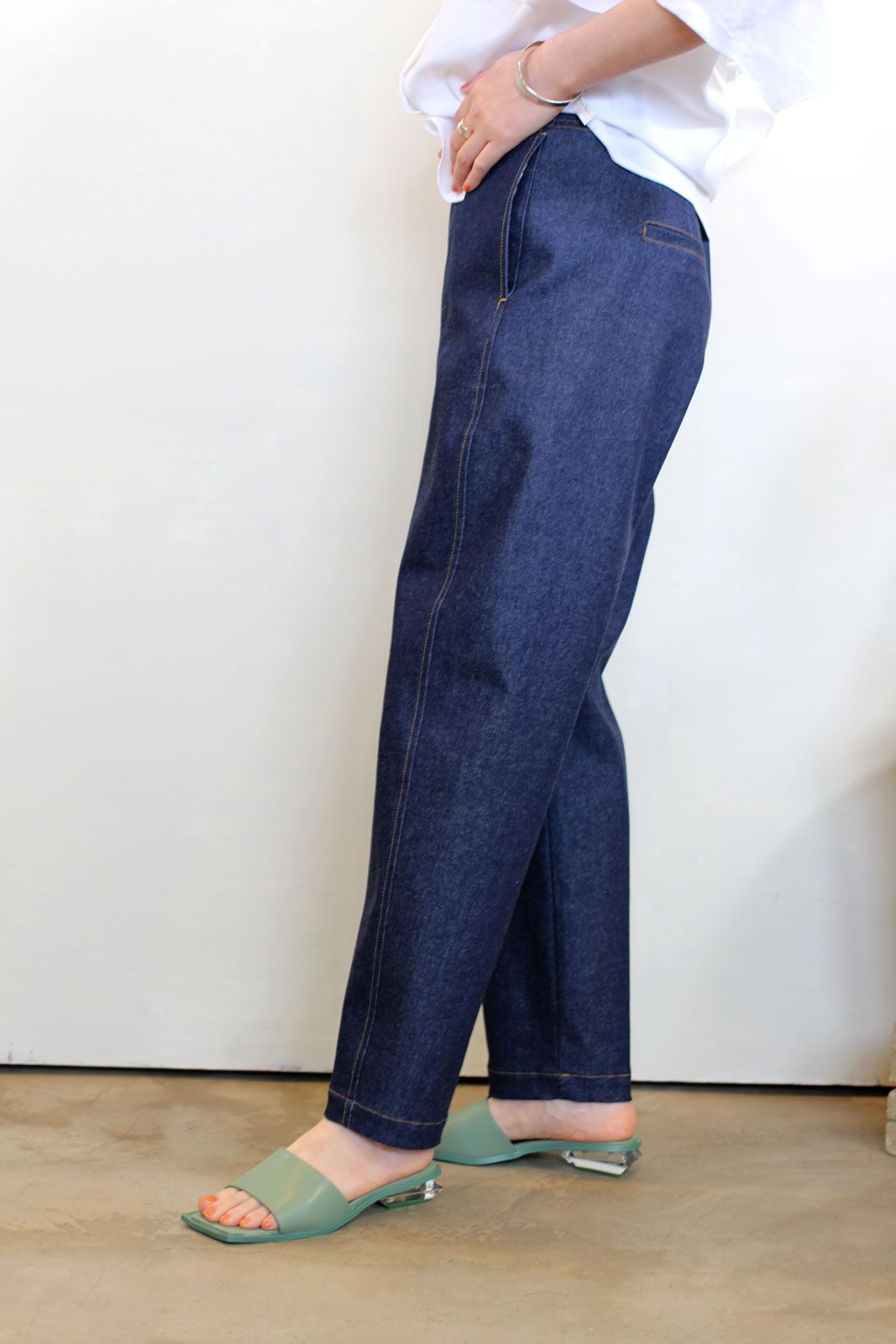 trois 10ozストレッチデニムテーパードパンツ インディゴ