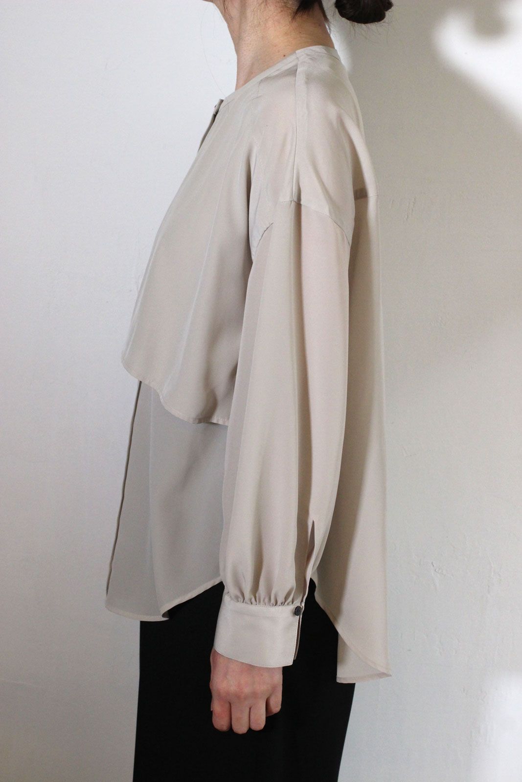 ヴィーナスデシンフラップブラウス ライトベージュ