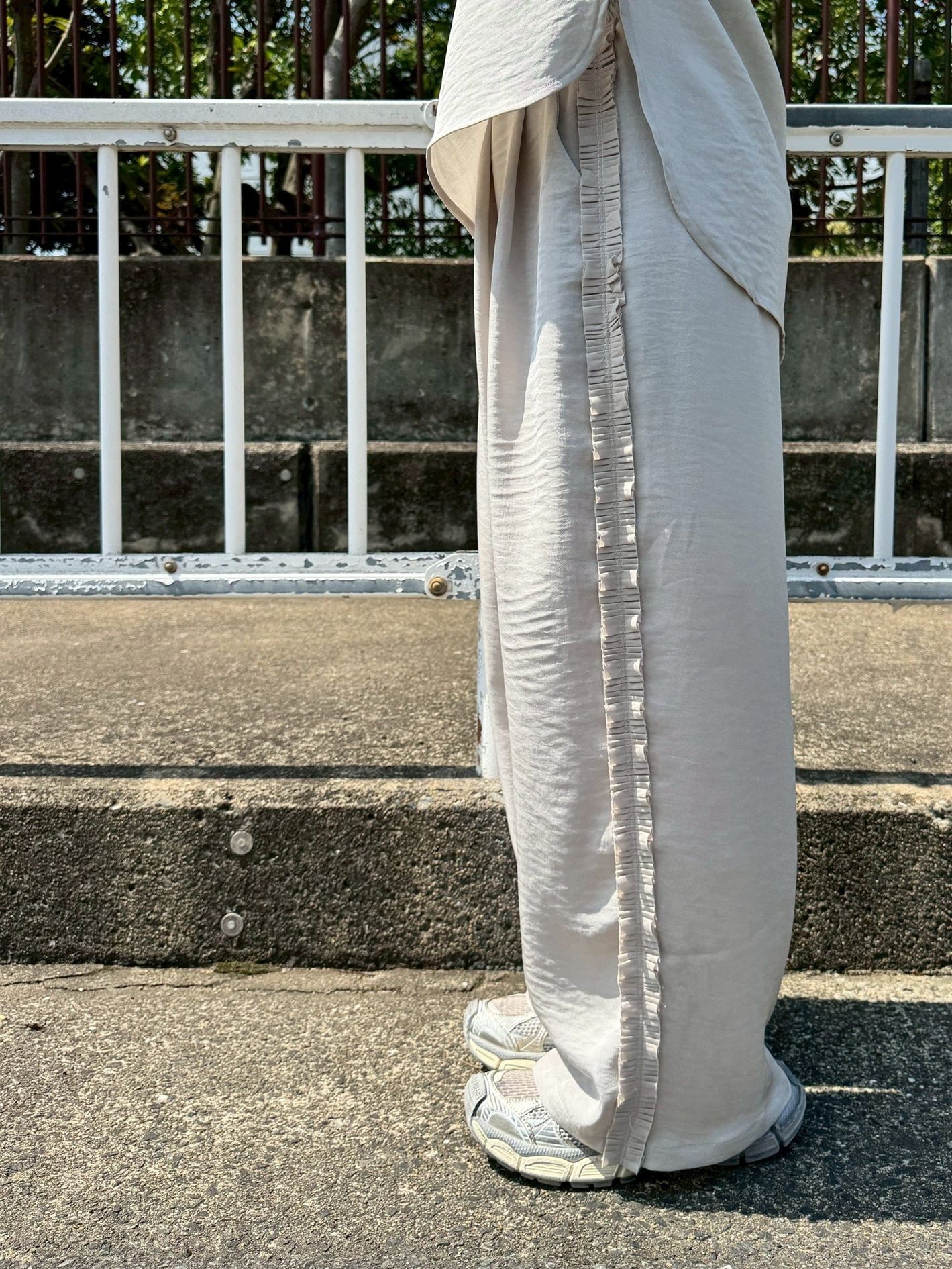 ヴィンテージサテンサイドフリルパンツ グレージュ