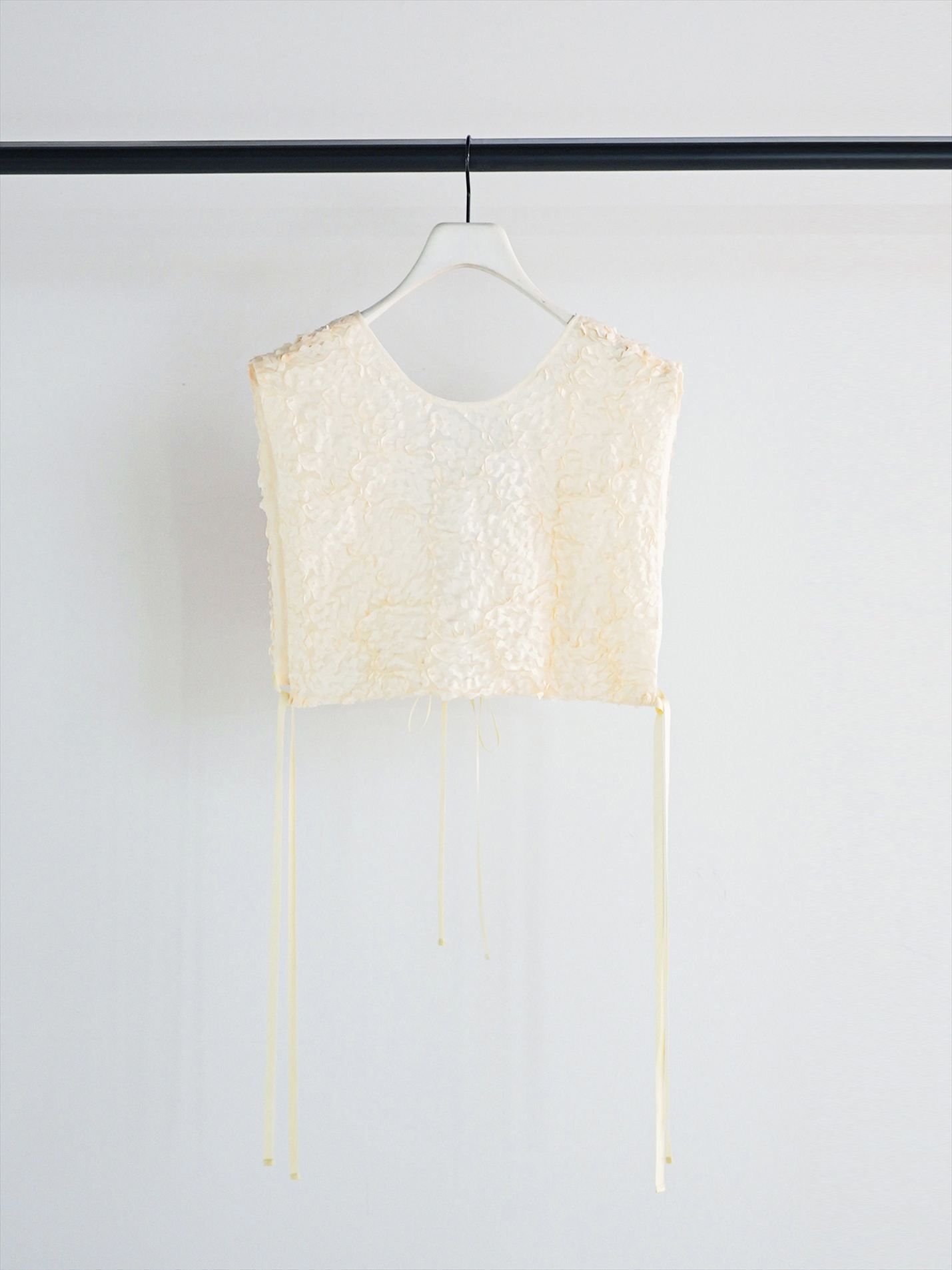 [1961-049BZ] フリルエンブロミニベスト アイボリー