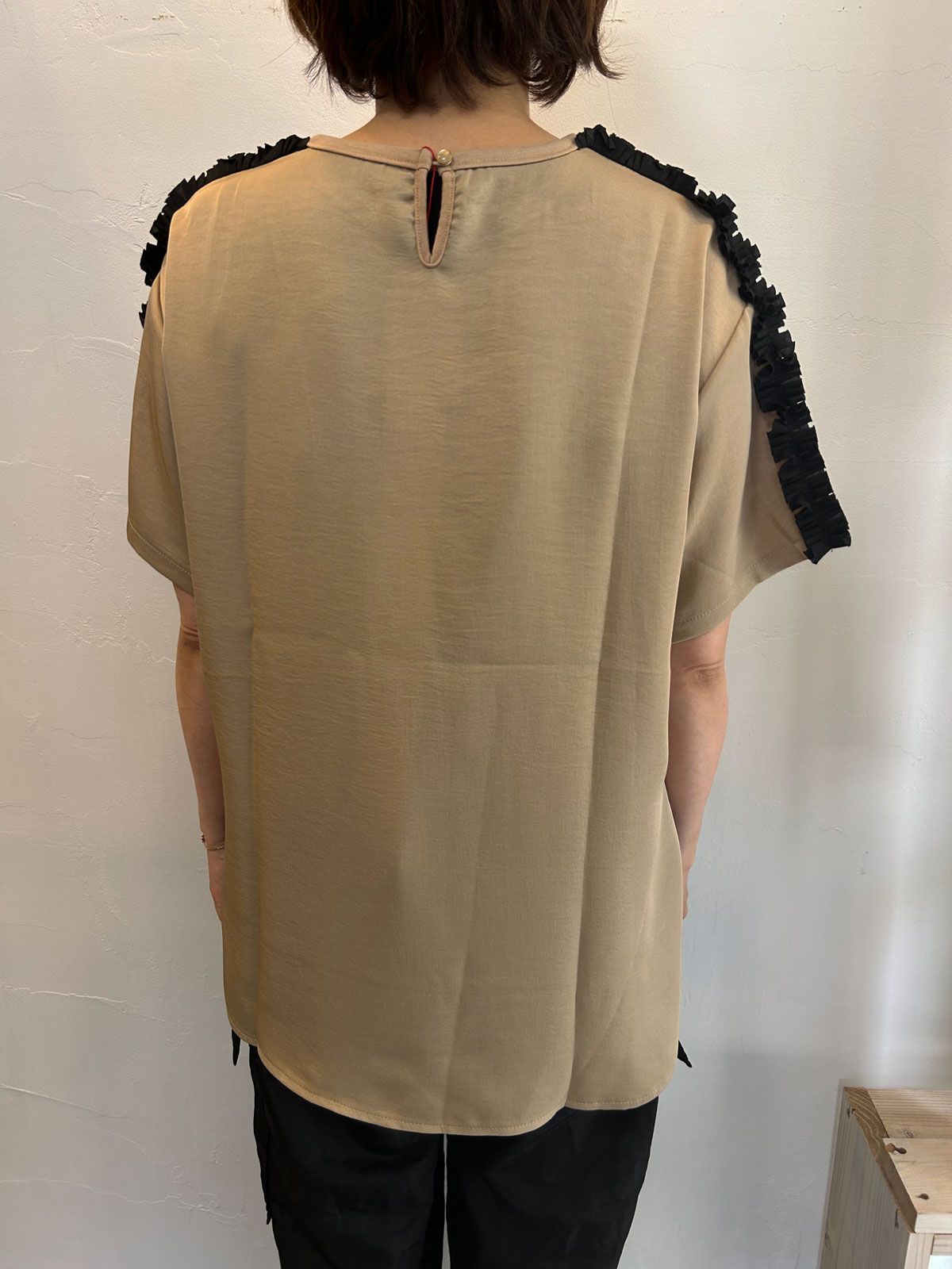TRANOI.ショルダーフリルレイズプルオーバー　今期新作　トラノイ TRANOI .ショルダーフリルレイズプルオーバー（Tシャツ