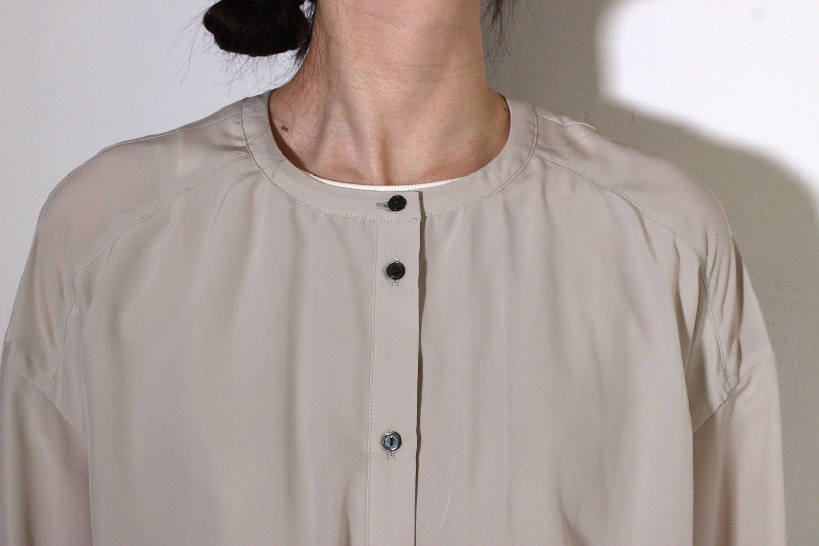 ヴィーナスデシンフラップブラウス ライトベージュ