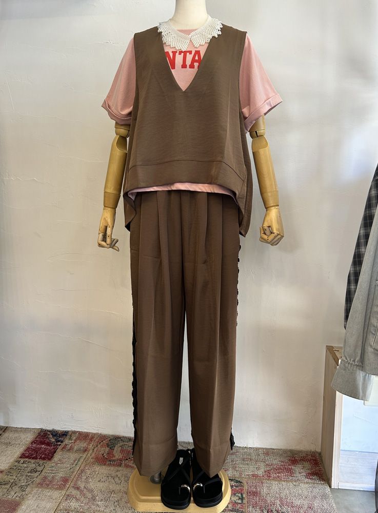 ヴィンテージサテンバックスリットキーネックジレ ブラウン