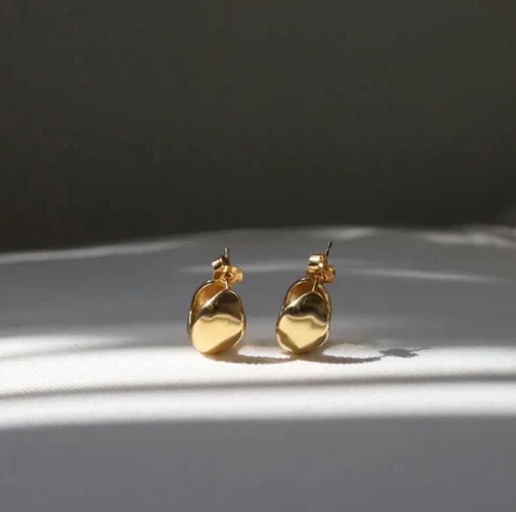 プラムピアス ゴールド