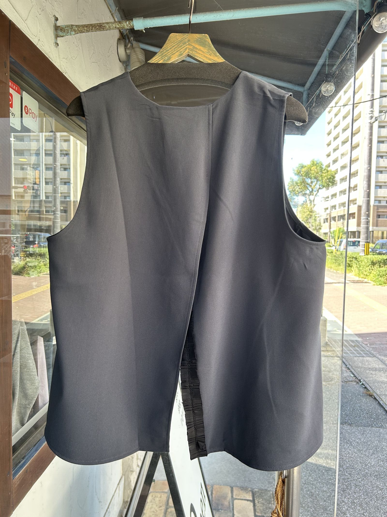 バックスリットキーネックジレ チャコール