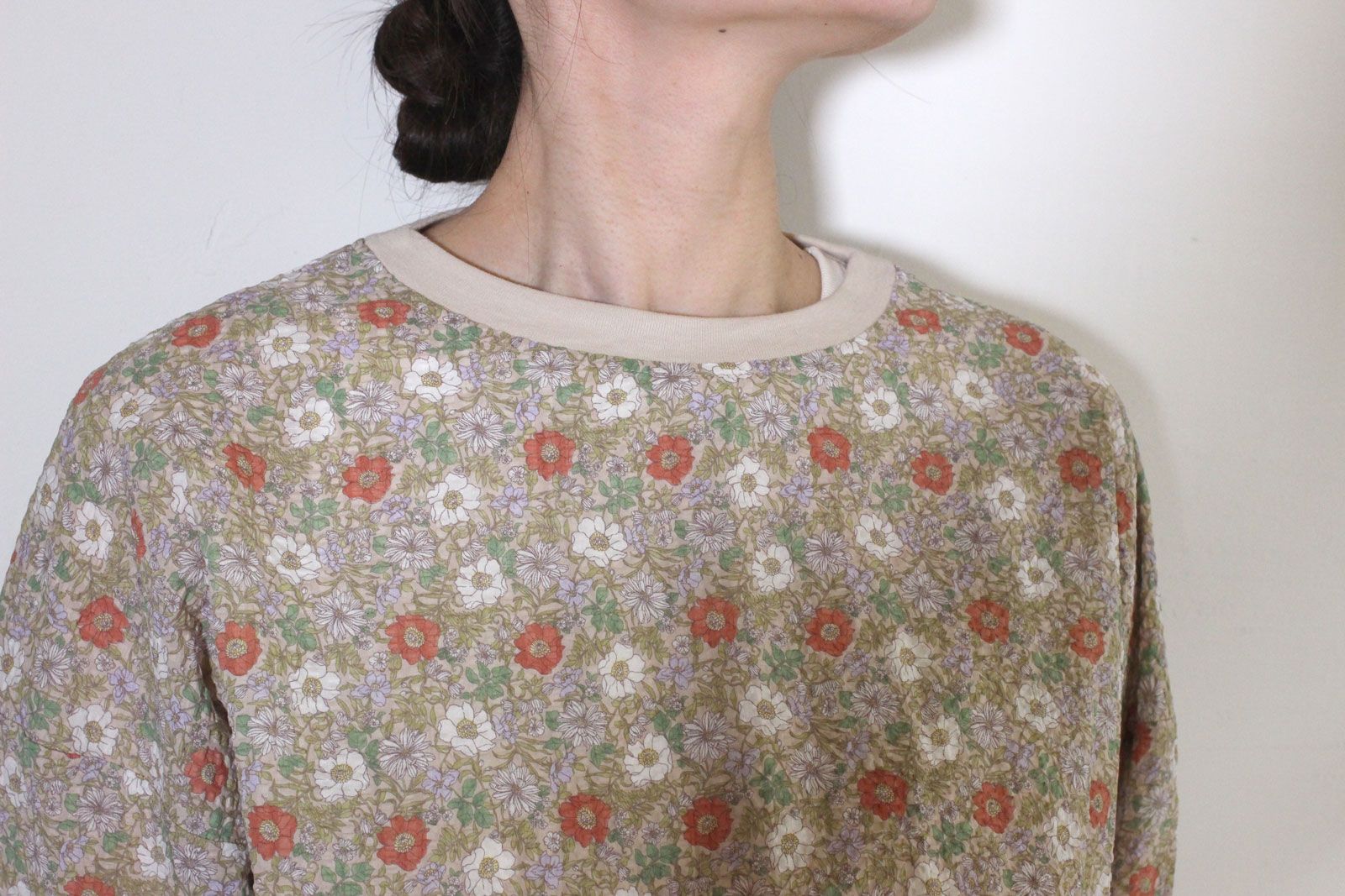 80ローン塩縮ボタニカルフラワーギャザーチュニック ベージュ