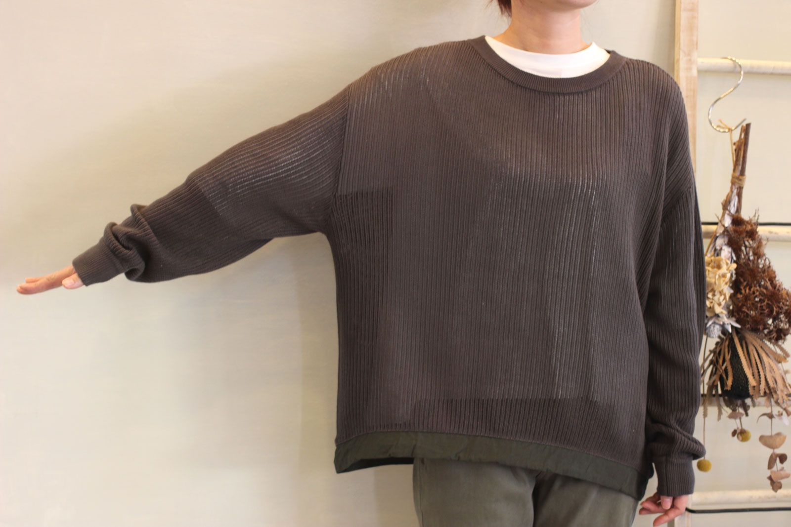 裾絞り透かし編みニットプルオーバー チャコール