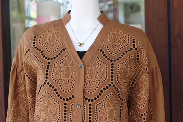 刺繍レースブラウス ブラウン