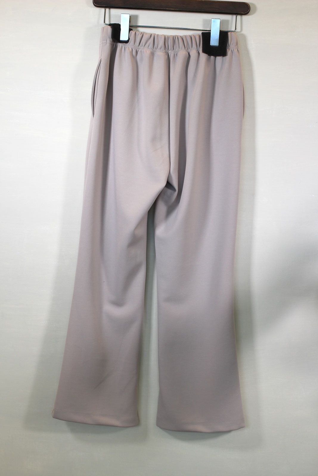 裾スリットセンタープレスフレアパンツ ベージュ