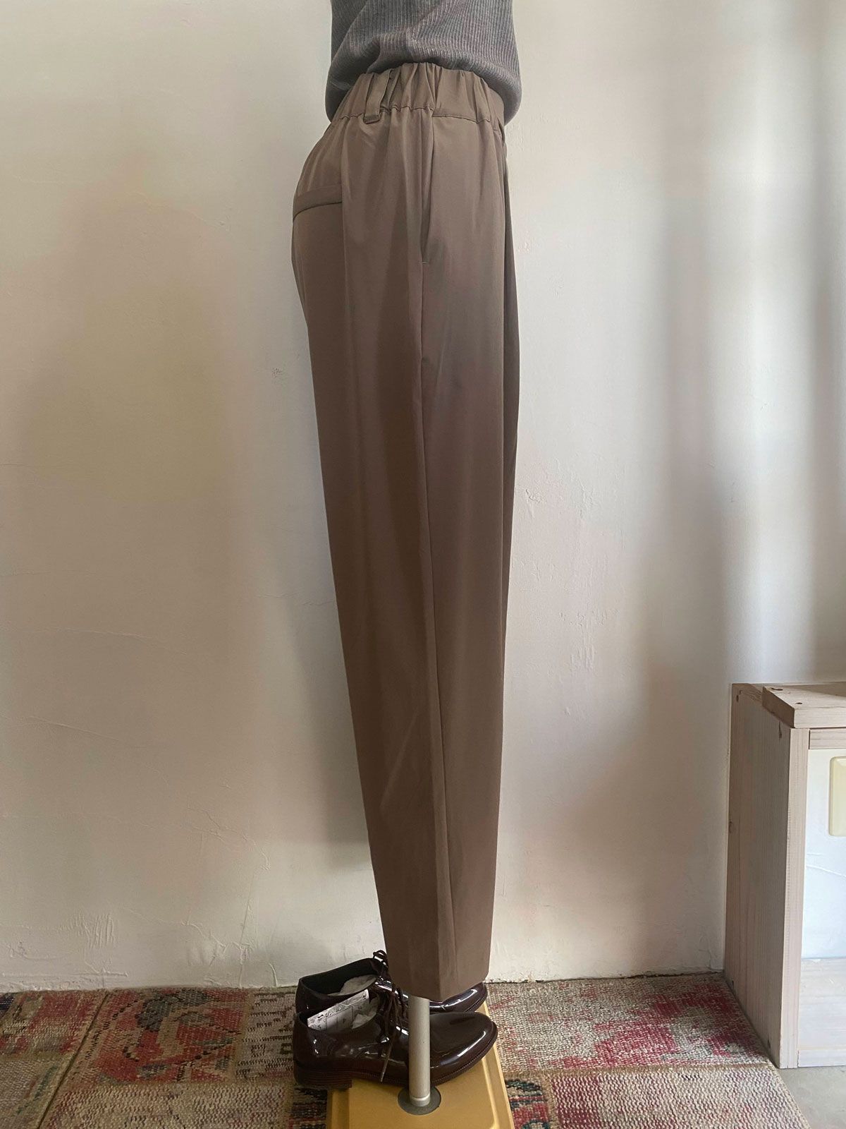 ICE TOUCH 接触冷感厚テーパードパンツ モカ