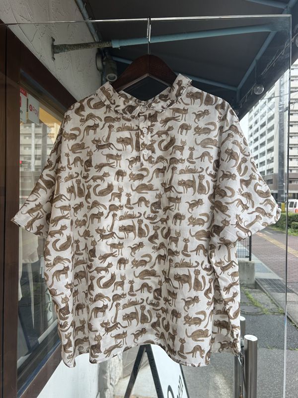 猫プリントスリーブレスブラウス オフxブラウン