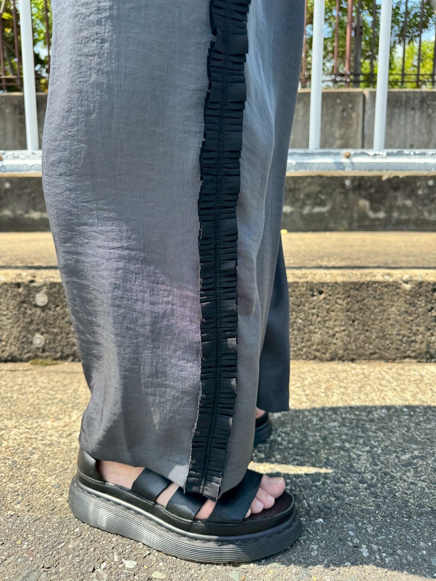 ヴィンテージサテンサイドフリルパンツ チャコール