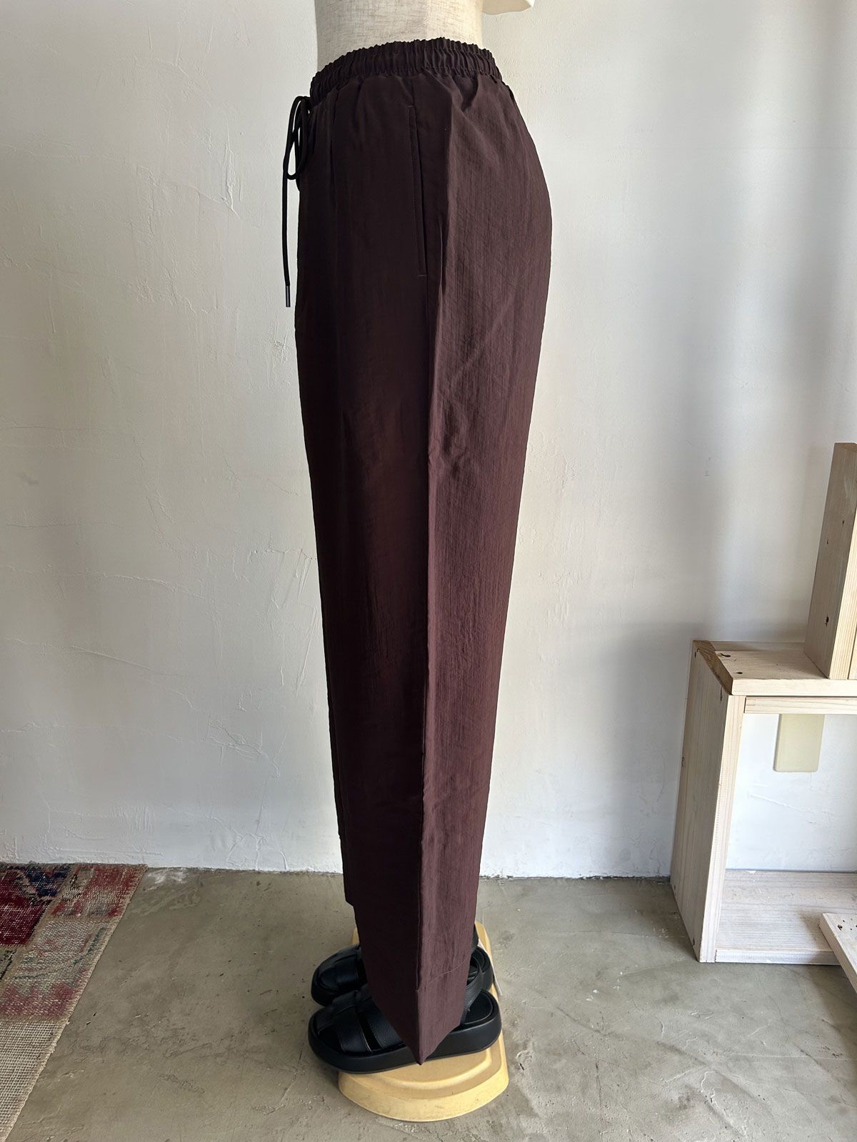 ツヤシアーストレートパンツ チョコ