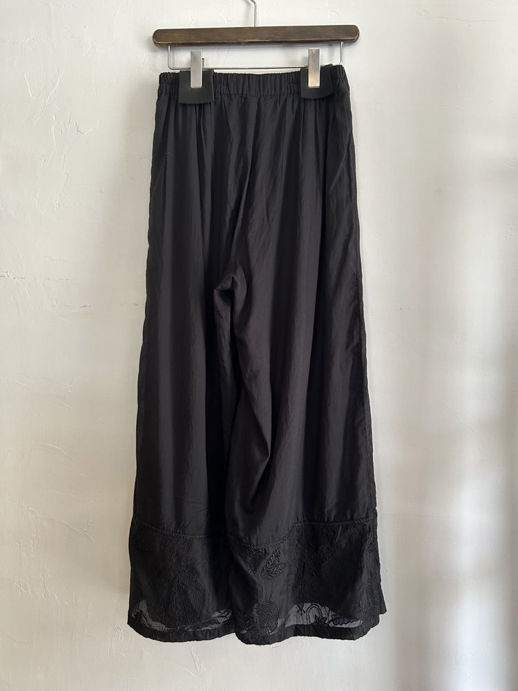 裾刺繍ラップパンツ ブラック