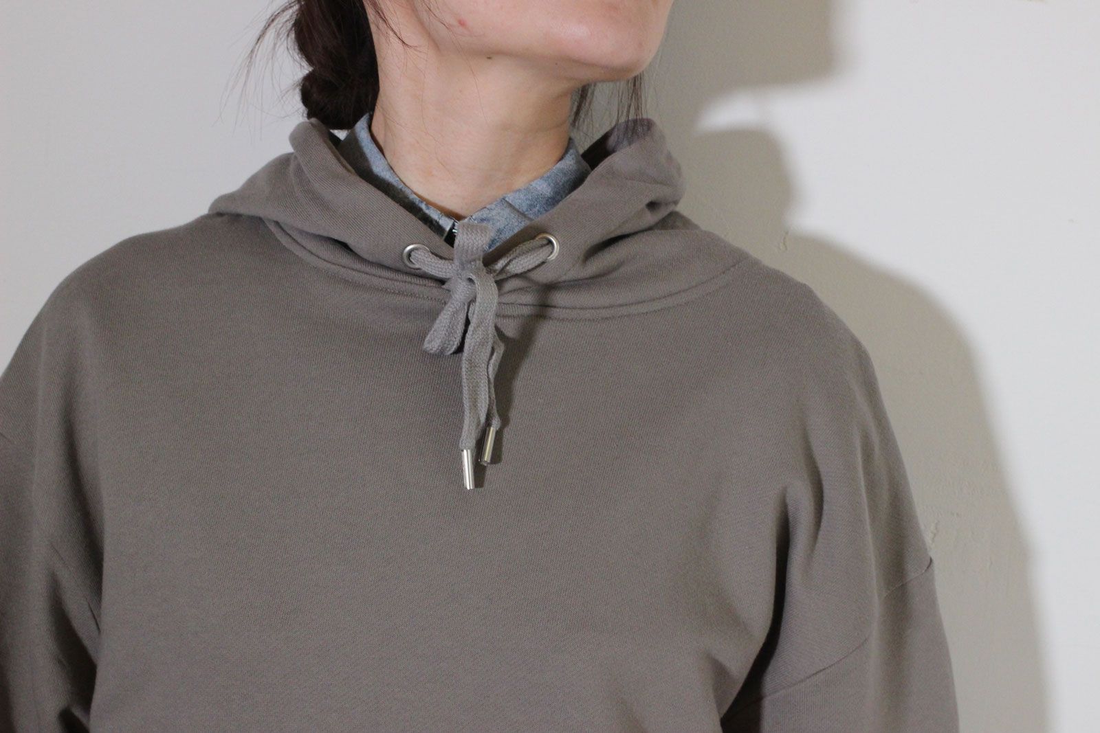 セントラル裏毛カットオフパーカー カーキグレー