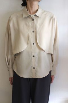 ラウンドフラップブラウス ベージュ