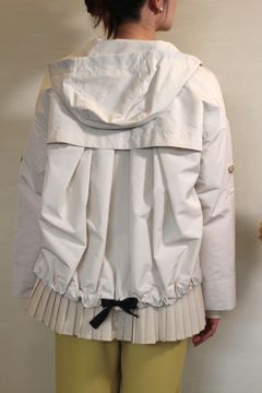 メモリーグログラン後タックブルゾン ライトベージュ