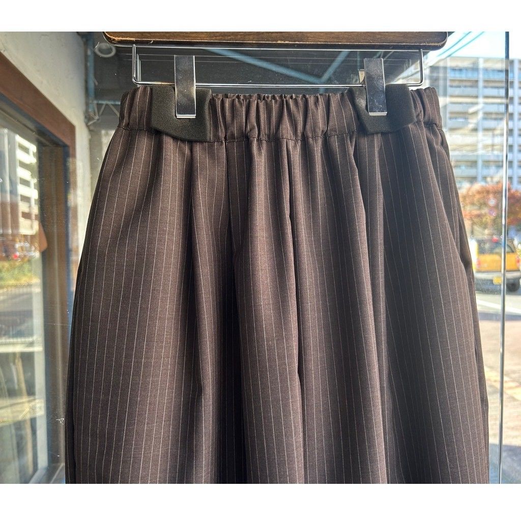 トロストライプ タックワイドパンツ ブラウン