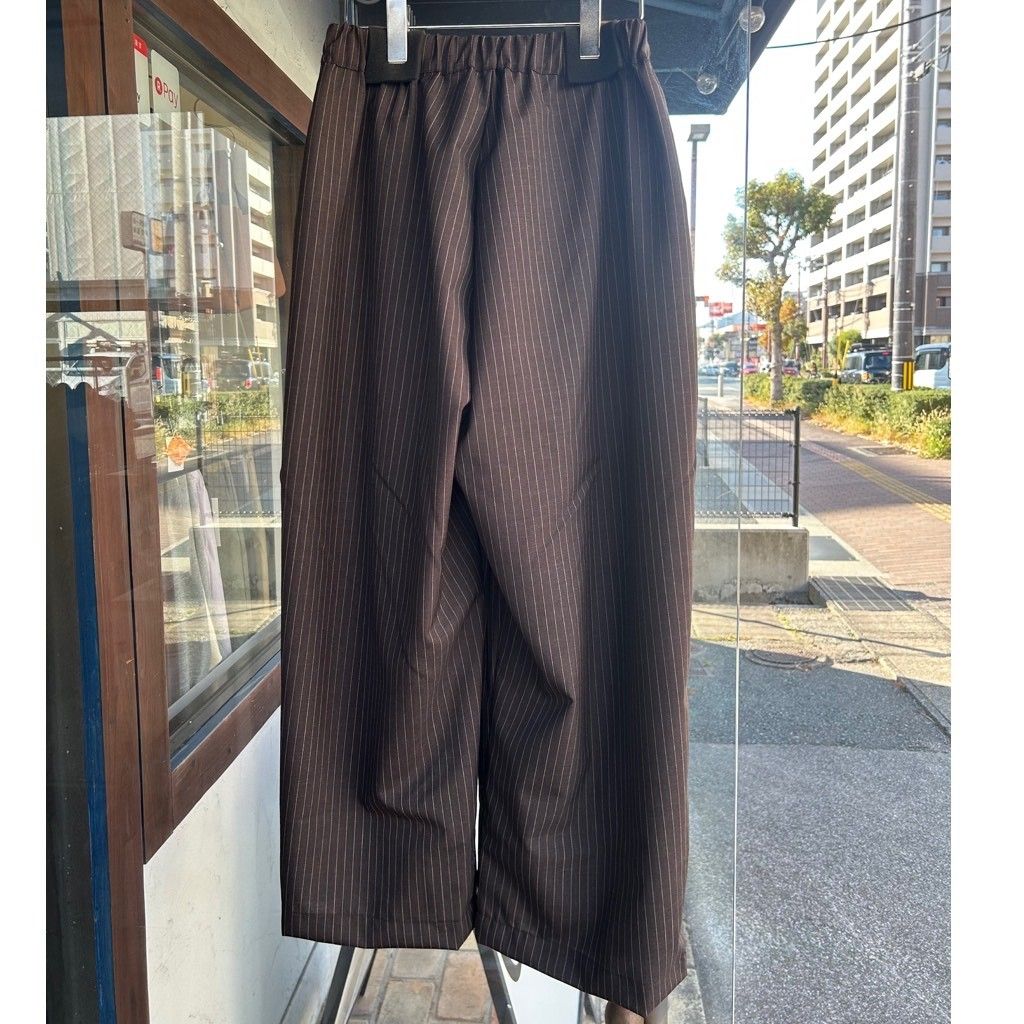 トロストライプ タックワイドパンツ ブラウン